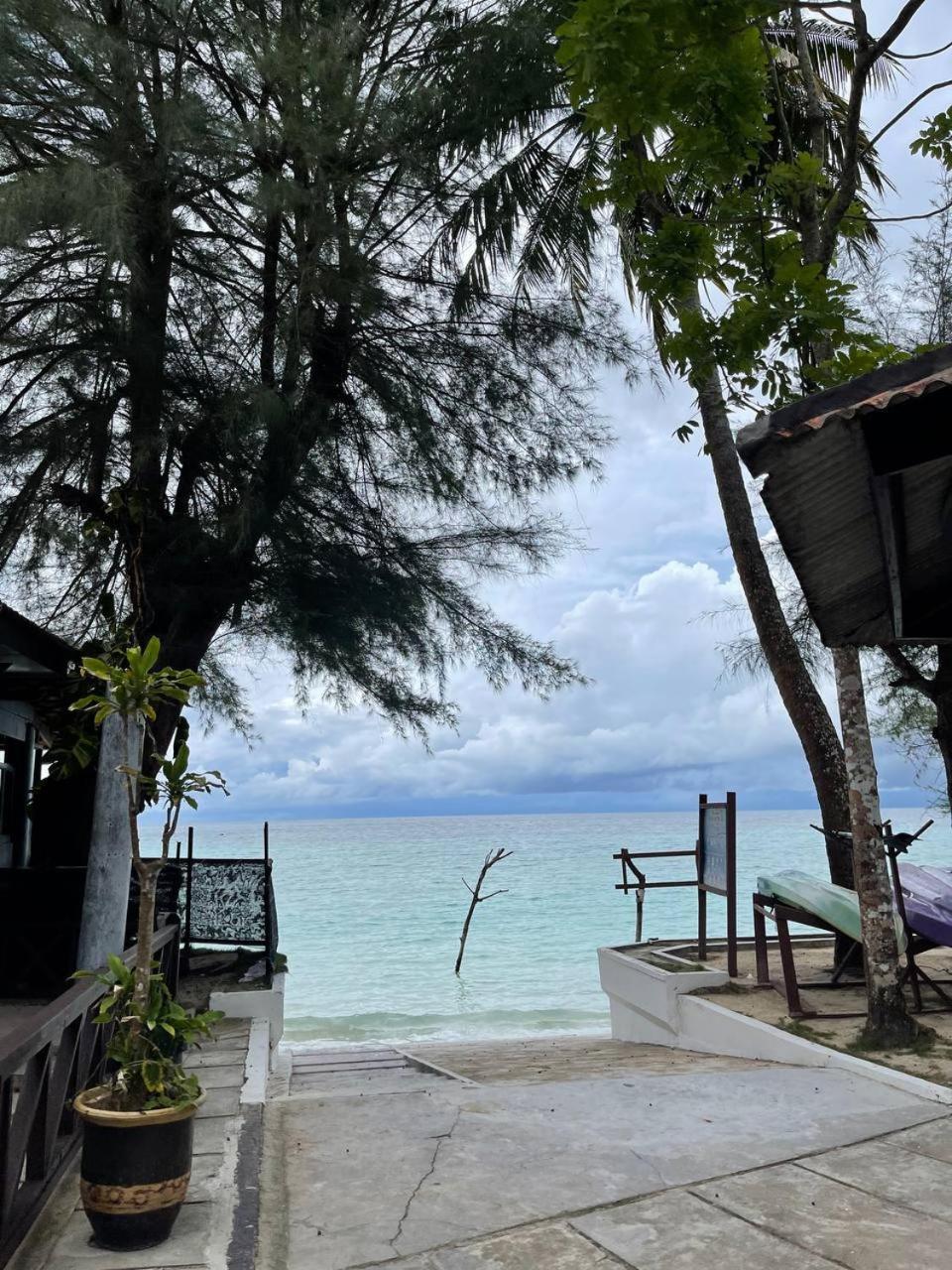 Beach Resort - Arwana Perhentian Besar Кампунг-Куала-Бесут Экстерьер фото